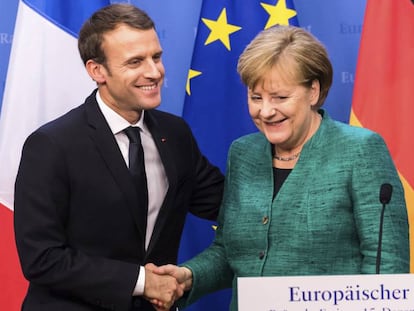 La canciller alemana, Angela Merkel, junto a su homólogo francés, Emmanuel Macron, tras la cumbre europea de diciembre de 2017.