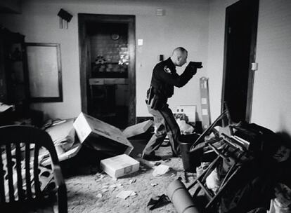 Tras una orden de deshaucio, el detective Robert Koel debe asegurarse de que los residentes de esta casa de Cleveland la han abandonado. Esta foto de Anthony Suau es la ganadora absoluta del World Press Photo 2008.