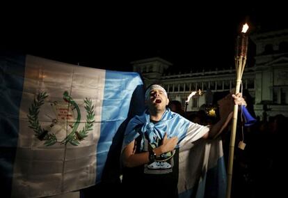 Un manifestante durante una protesta en Guatemala.