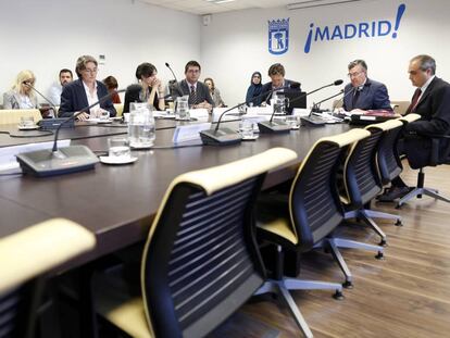 Primera sesi&oacute;n de la comisi&oacute;n de investigaci&oacute;n en el Ayuntamiento, con las sillas vac&iacute;as de los concejales del PP que no se presentaron. 