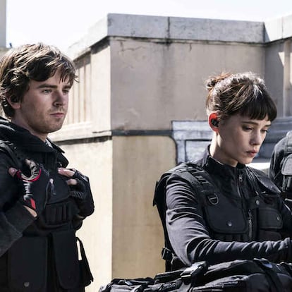 Freddie Highmore, Astrid Bergès-Frisbey y Sam Riley (derecha), en 'Way Down'.