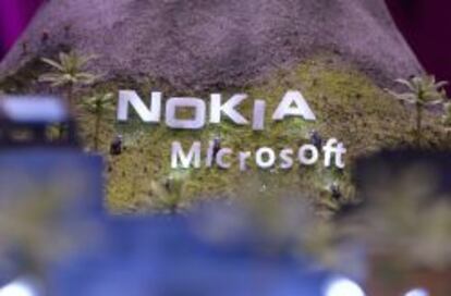 Detalle del logotipo de Nokia y Microsoft en una maqueta en el expositor de Telekom en una feria.