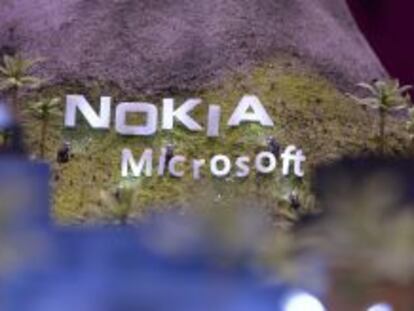 Detalle del logotipo de Nokia y Microsoft en una maqueta en el expositor de Telekom en una feria.