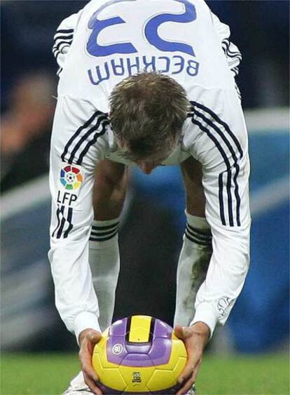 Beckham se dispone a ejecutar un lanzamiento de falta