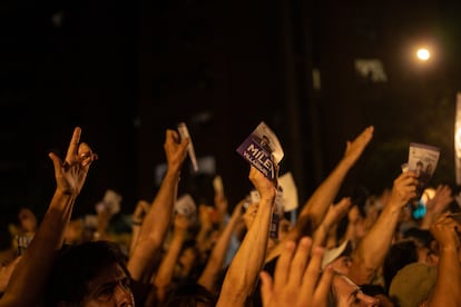Miles de personas le aplauden a Milei al termino del mitin.