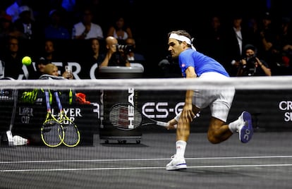 Roger Federer golpea la bola con sutileza para que pase la red suavemente durante el partido.