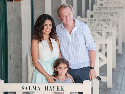 Salma Hayek y su marido Francois-Henri Pinault posan con su hija Valentina en la playa francesa de Deauville en septiembre de 2012.