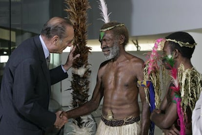 <span >El ex presidente francés Jacques Chirac, cultor del arte primitivista, saluda al jefe Laukabi, durante la inauguración del museo Quai Branly, en París, en 2006. ©Service photographique de la Présidence de la République</span>