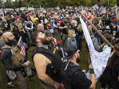 Integrantes do grupo extremista Proud Boys durante protesto em Portland, em setembro