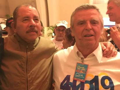 El presidente de Nicaragua, Daniel Ortega, abraza al exguerrillero argentino Mario Firmenich