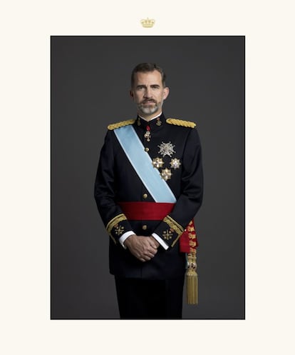 El organismo público pone por este medio a disposición de despachos y dependencias policiales los retratos reales, que han sido realizados por el fotógrafo de EL PAÍS y dos veces Premio Ortega y Gasset, Gorka Lejarcegi. En la imagen, el Rey con el uniforme de gran etiqueta de capitán general del Ejército de Tierra.