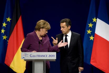 La canciller alemana, Angela Merkel, y el presidente francés, Nicolas Sarkozy, charlan antes de la cumbre del G-20 del pasado noviembre en Cannes.