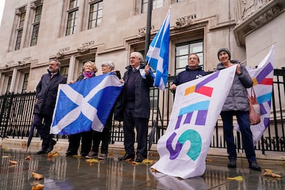 Un grupo de partidarios del referéndum escocés se manifestaba este miércoles a las puertas de la Corte Suprema en Londres.
