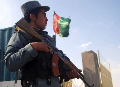 Un policía afgano hace guardia en Mazar-e-Sharif este martes.