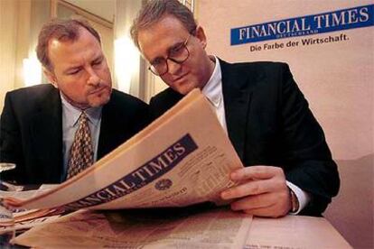 Andrew Gowers (izquierda) repasa la edición alemana de <b><i> Financial Times </b></i>junto con un ejecutivo de la editorial G+J, que lo edita en Hamburgo.