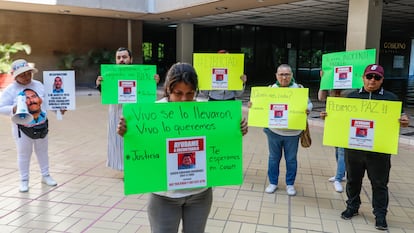 Familiares de Sergio Cárdenas, trabajador desaparecido de El Debate de Culiacán, protestan en el Palacio de Gobierno de Sinaloa.