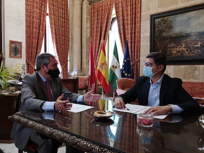 El alcalde de Sevilla, Juan Espadas, conversa con el portavoz de Cs, Álvaro Pimentel.