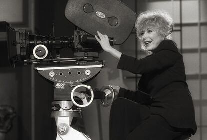 <b>1994. </b>Un joven cortometrajista, Santiago Segura, obtiene con 'Perturbad'o el Goya de su categoría, y Toni Leblanc recoge el de honor; sus carreras se fusionarían años más tarde. Rosa María Sardá (en la foto). maestra de ceremonias, logra un doble triunfo: por su labor, con un guión divertido, y porque consigue el Goya a la mejor actriz de reparto gracias a '¿Por qué lo llaman amor cuando quieren decir sexo?'.
