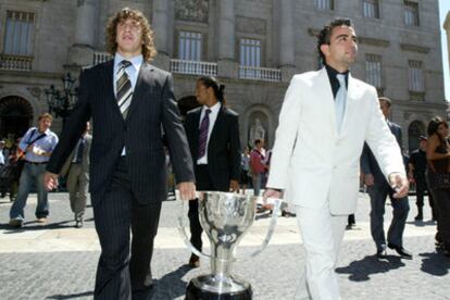 Puyol y Xavi,  con la copa de la Liga durante la visita del Barça al Ayuntamiento de Barcelona.