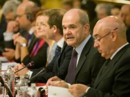 El vicepresidente del Gobierno, Manuel Chaves, en el Senado
