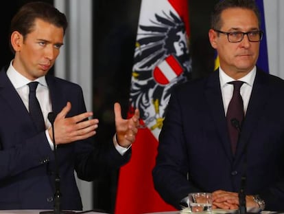 Los nuevos líderes de Austria Sebastian Kurz (democristiano, a la izquierda de la foto) y Chistian Strache (FPÖ) se han convertido en las nuevas estrellas del populismo xenófobo europeo. Su lema en política migratoria: "Recuperar el control". Foto: LEONHARD FOEGER (REUTERS)