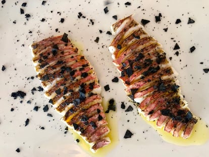 Salmonetes espetados con aceite y sal negra / Capel