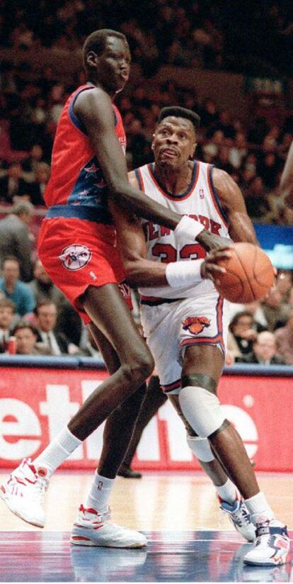 Manute Bol, a la izquierda, y Patrick Ewing, en 1993.