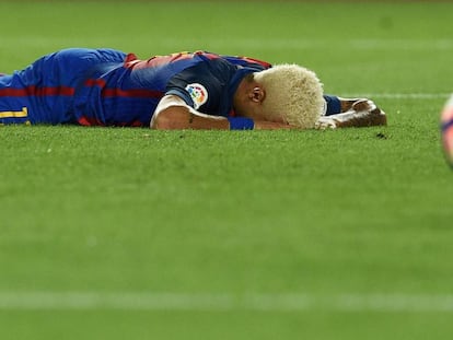 Neymar es lamenta després d'una ocasió fallada.