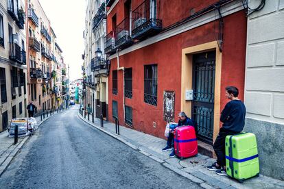 Turistas con maletas en la calle de Buenavista de Lavapiés.