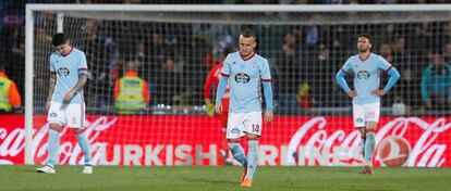 Decepción de los jugadores del Celta tras encajar un gol en Getafe.