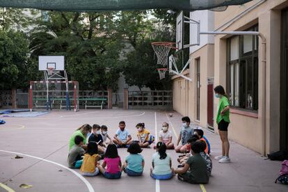 Varios niños participan de las actividades de un casal de verano en el Raval, en una imagen de archivo.