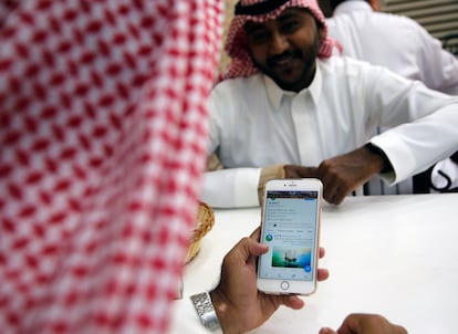 Un hombre consulta un perfil de la red social X (antes Twitter), en un café en Jeda, Arabia Saudí, el 3 de noviembre de 2029.