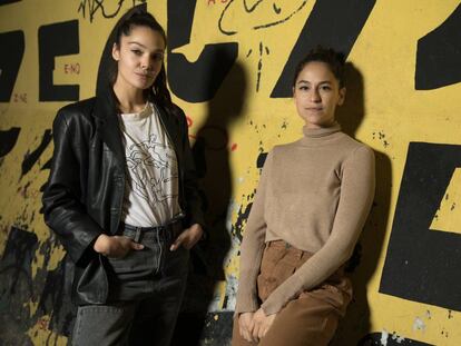 Barbara Mestanza y Ana Rujas en la fachada contigua al Teatro Pavón Kamikaze, en la calle Embajadores.