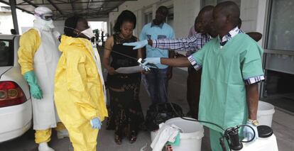 Enfermeiros ensaiam o protocolo de intervenção em caso de ebola no Congo, em 2014.