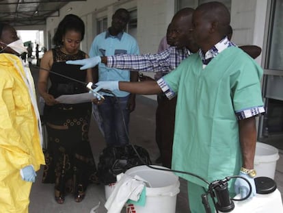 Enfermeros ensayan el protocolo de intervención en caso de Ébola en Congo, en 2014. 