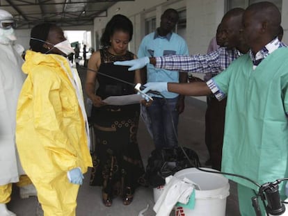 Enfermeiros ensaiam o protocolo de intervenção em caso de ebola no Congo, em 2014.