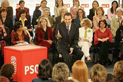 José Luis Rodríguez Zapatero, en un acto con mujeres celebrado en la sede de su partido en abril de 2005.