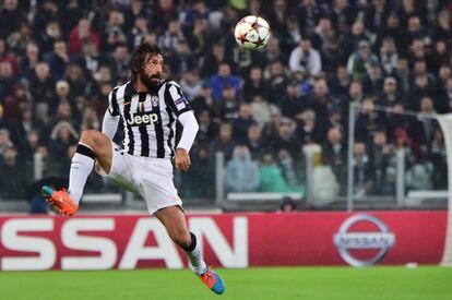 Pirlo se dispone a controlar un balón en el Juventus-Olympiacos.