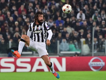 Pirlo se dispone a controlar un balón en el Juventus-Olympiacos.