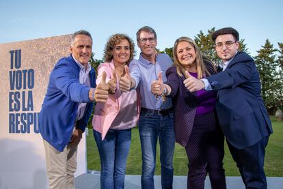 Desde la izquierda, el alcalde de Navarrete, José María Pastor; la cabeza de lista de la candidatura del PP a las elecciones al Parlamento Europeo, Dolors Montserrat; el presidente del PP de La Rioja, Gonzalo Capellán, y los candidatos riojanos al Parlamento Europeo, Esther Herranz y Mario Nafrí, en un acto de su partido en Navarrete (La Rioja), el 24 de mayo.
