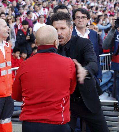 Los entrenadores argentinos del Atlético de Madrid, Diego Simeone, y del Sevilla, Jorge Sampaol,i se saludan al inicio del partido.