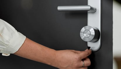 Cerradura inteligente de Nuki en una puerta