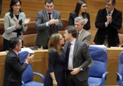 La conselleira de Hacienda, Elena Muñoz (c) recibe el aplauso del presidente, Alberto Núñez Feijóo y del grupo pupular, tras aprobar el pleno del Parlamento de Galicia el presupuesto para el próximo año.
