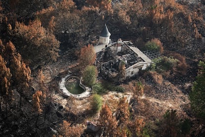Una residencia dañada en medio de árboles quemados, cerca de Landiras, en el suroeste de Francia. 