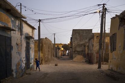 Este año, Senegal se ha desmarcado de la fecha de comienzo del Ramadán en Oriente, Europa, el Magreb y algunos países de la región (como Malí). El mes sagrado, que dura 29 días, arrancó para los senegaleses en la llamada ‘noche de la duda’, el lunes 6 de mayo, aunque oficialmente la celebración tendría que haber empezado al día siguiente.