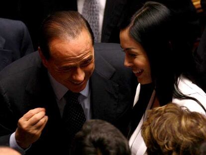 Berlusconi conversa con Mara Carfagna en el Parlamento el año pasado.