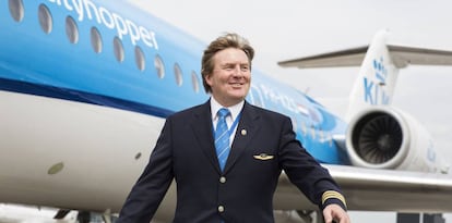 El rey Guillermo de Holanda, con el uniforme de KLM.