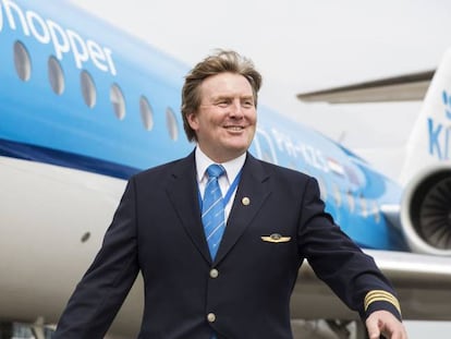 El rey Guillermo de Holanda, con el uniforme de KLM.