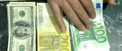 Notas de cem e duzentos euros e de cem dólares.