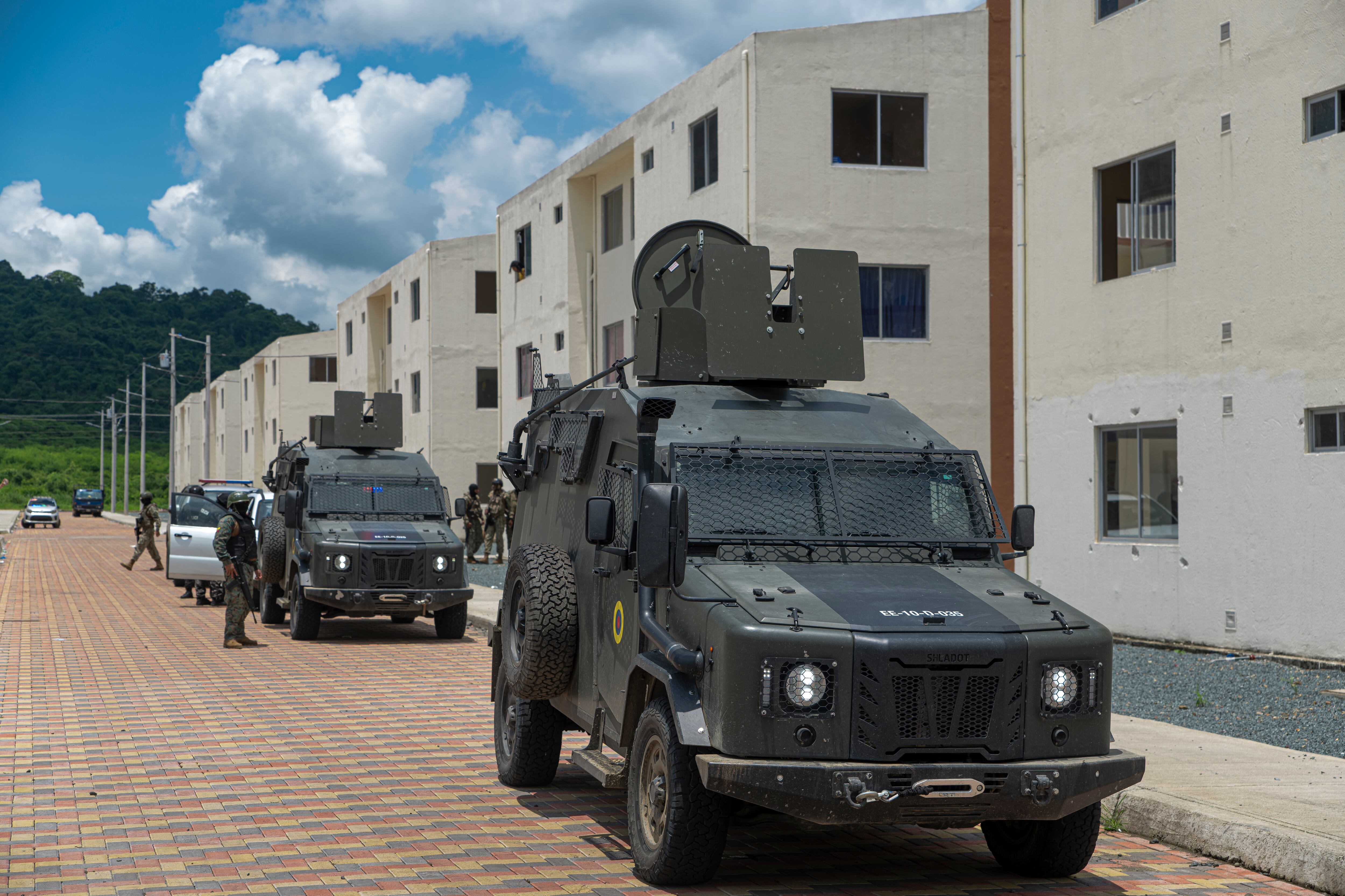 Vehículos militares ingresan al complejo habitacional Socio Vivienda.